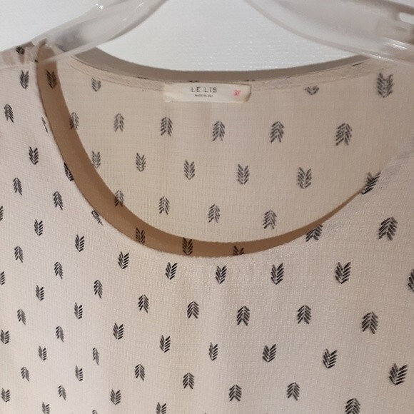 Le lis top m beige tan black leaf pattern shirt blouse medium  bow detail - Picture 4 of 5